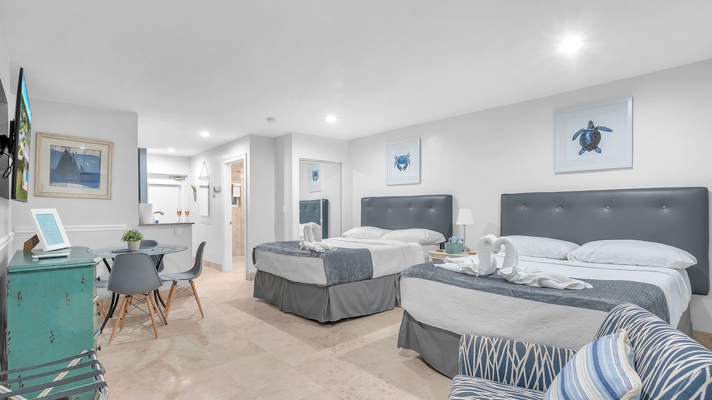 7 - Deluxe Double Queen Suite