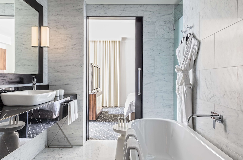 Signature Suite, 1 King Bed, Club Lounge Access (Skyline) thumbnail 5