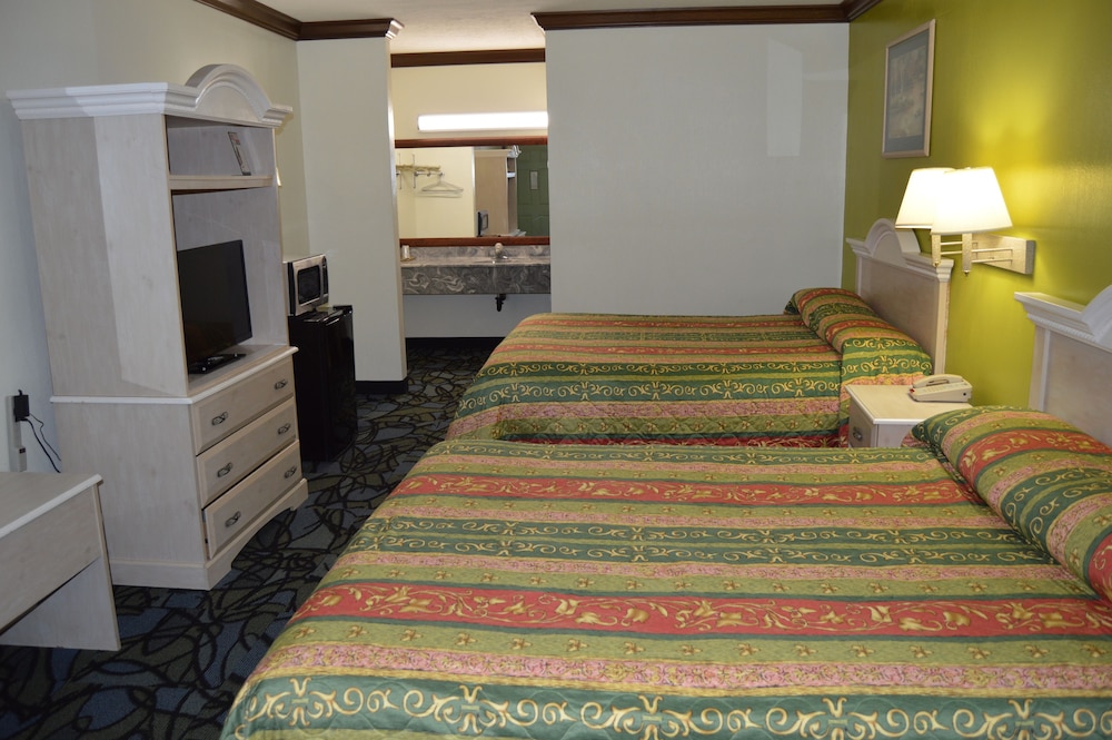 Standard Room, 2 Queen Beds photo 3