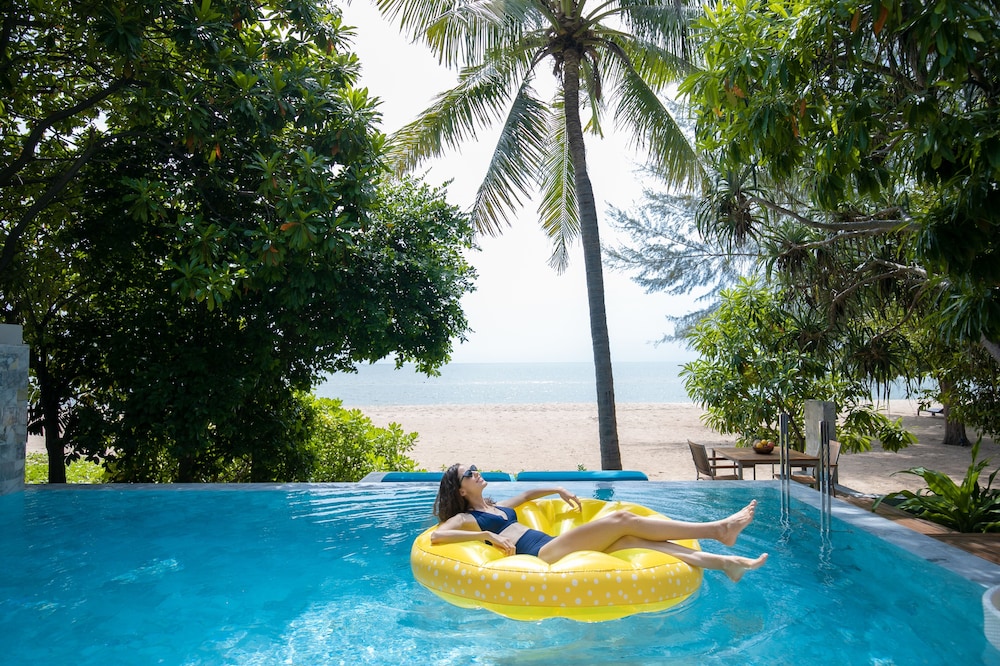 1-Bedroom Beachfront Pool Villa - Photo 1