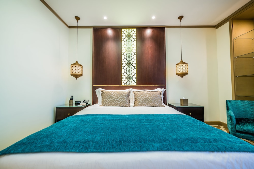Deluxe Room, 1 King Bed photo 3