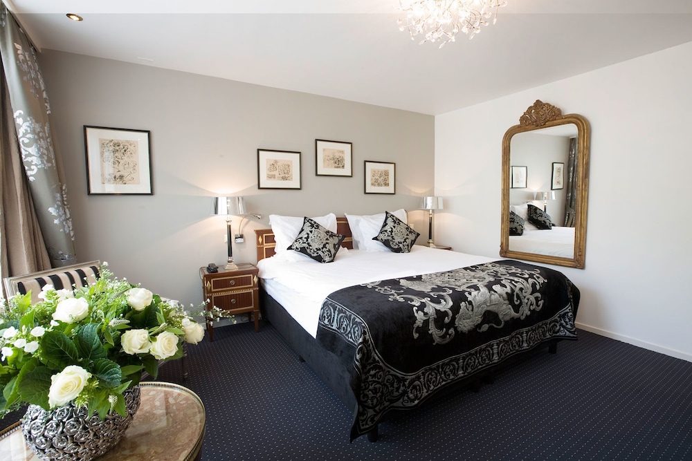 Superior Double Room, Canal View photo 2