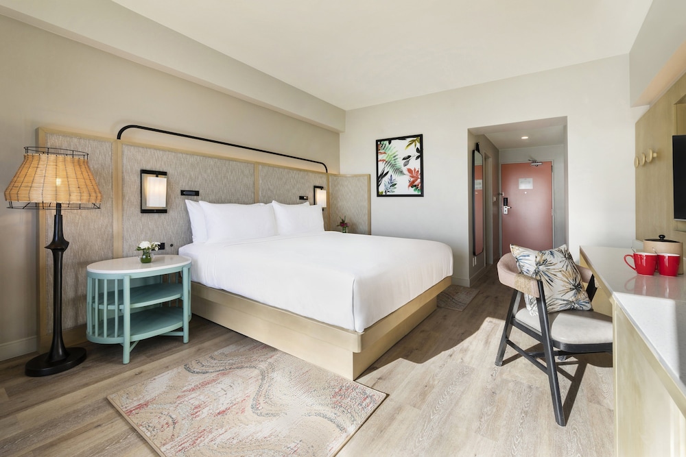 Standard Room, 1 King Bed, Ocean View photo 1