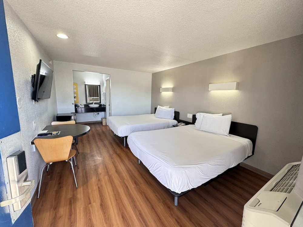 Standard Room, 2 Double Beds, Non Smoking, Refrigerator photo 3