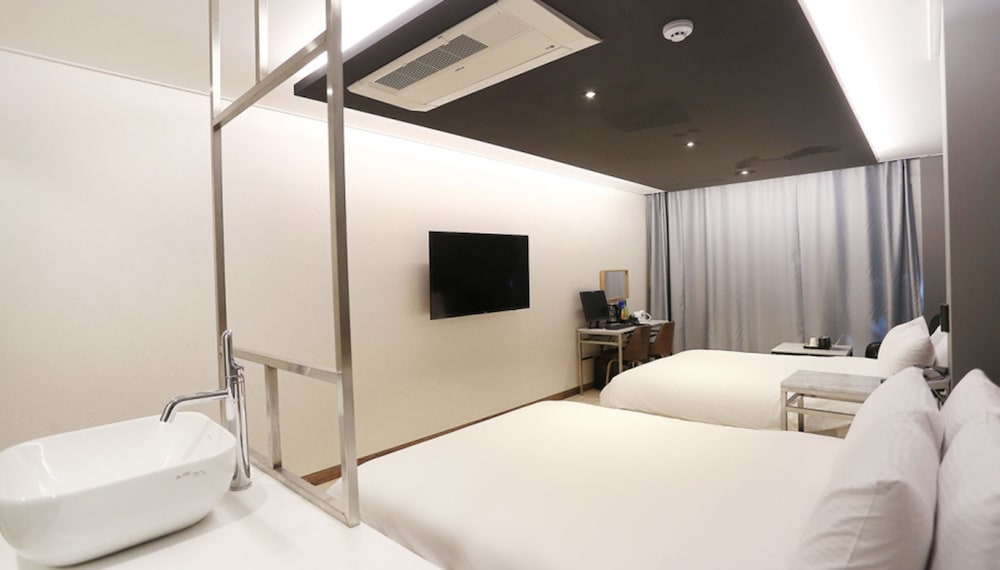 Royal Room (Netflix, Disney+, Watcha, Laftel Available) photo 2