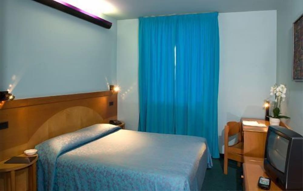 Standard Double or Twin Room - Photo 3