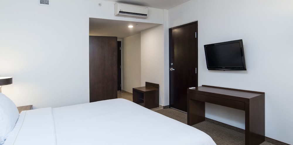 Premium Room, 1 King Bed - Photo 2