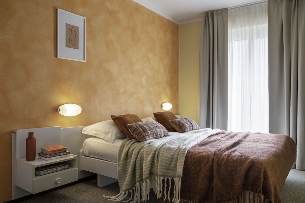 Basic Double or Twin Room, Balcony photo 2