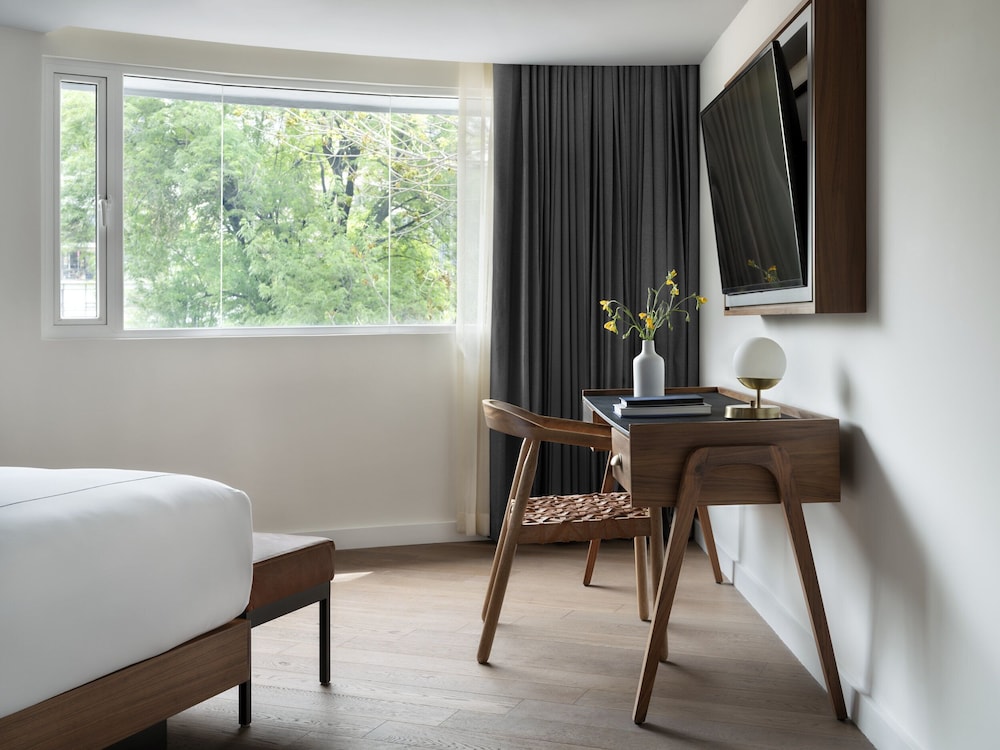 Studio Suite, Corner - Photo 1
