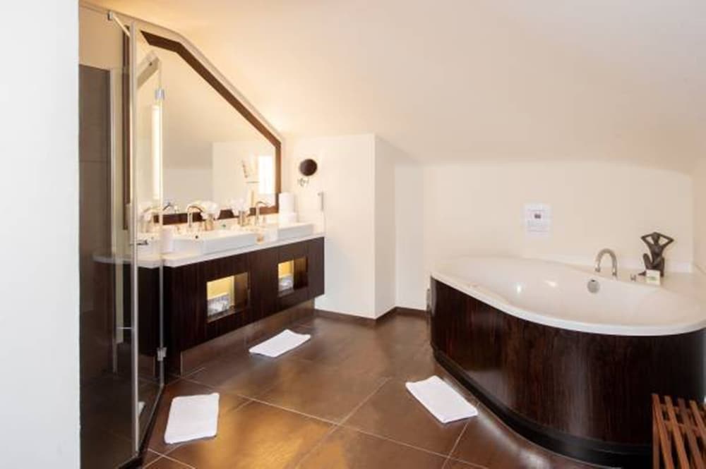Skyline Suite with City View thumbnail 5