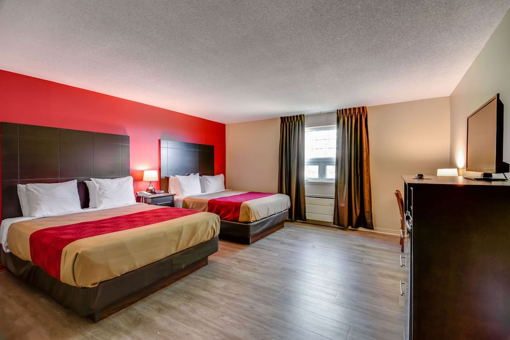 Quadruple Room, 2 Queen Beds, Non Smoking - Photo 3