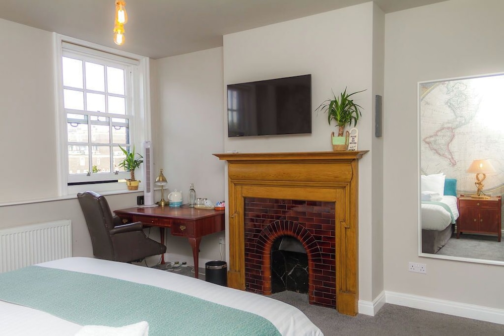 Standard King, Private Detached Bathroom - Non Ensuite photo 2