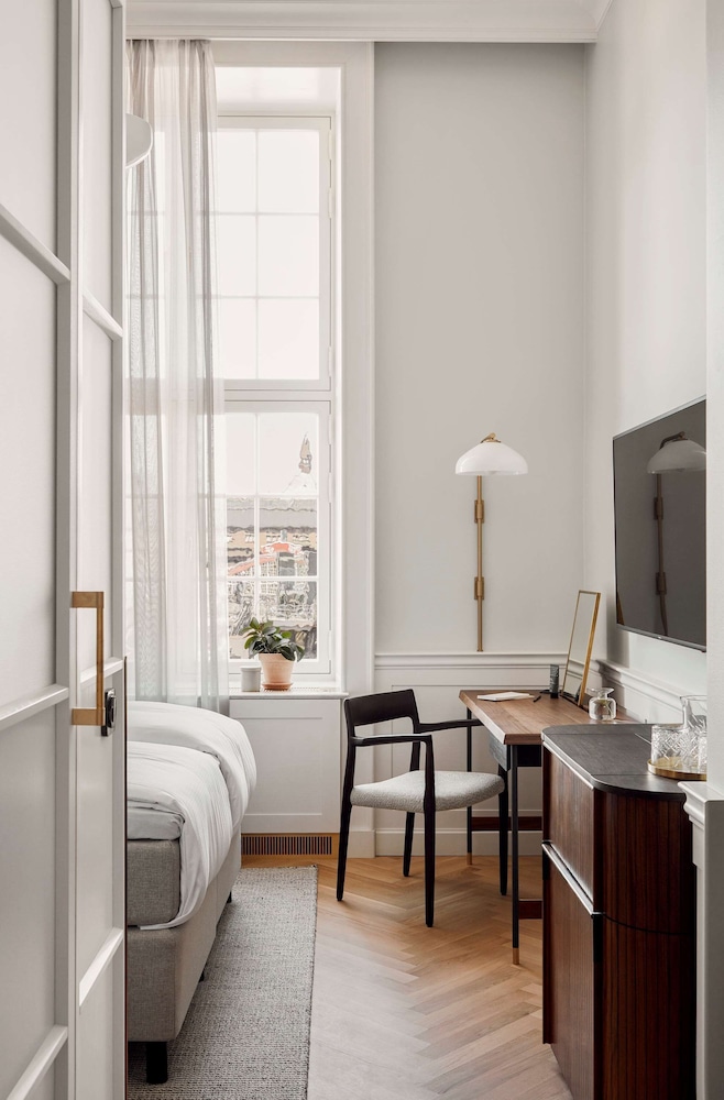 Standard King Room thumbnail 6