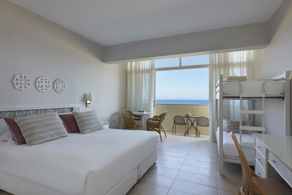 Family Room Sea View thumbnail 6