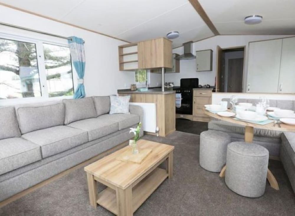8 Berth Luxury Caravan Pet Free photo 3