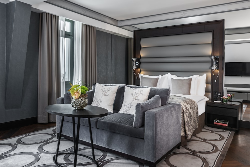 Executive Room, Lake View (Savoy)