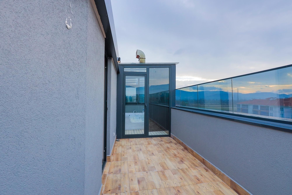 Deluxe Penthouse, 1 Bedroom, Terrace, City View photo 3