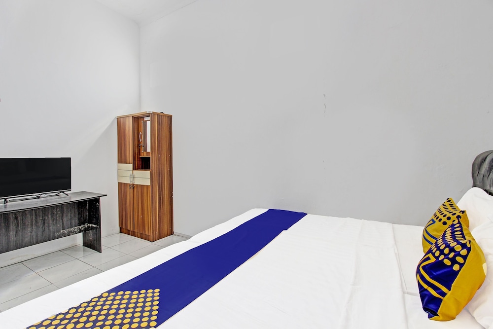 Economy Triple Room photo 2