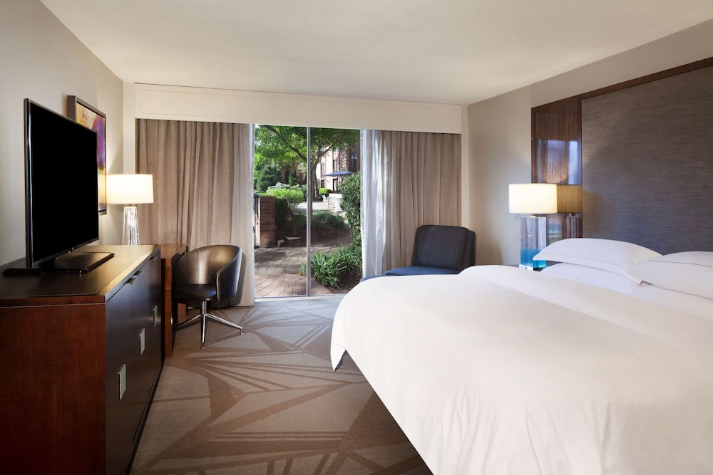 Room, 1 King Bed, Poolside (Poolside) - Photo 3