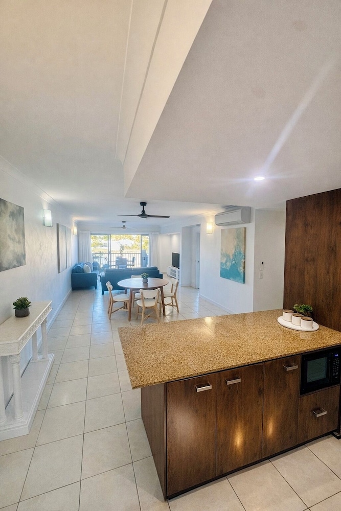Deluxe Two-Bedroom with Car Rental & Airport Transfers photo 3