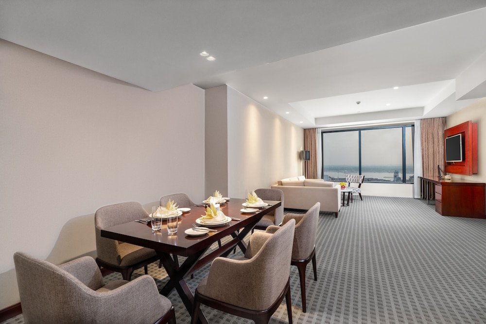 Premier Deluxe Suite - Photo 2