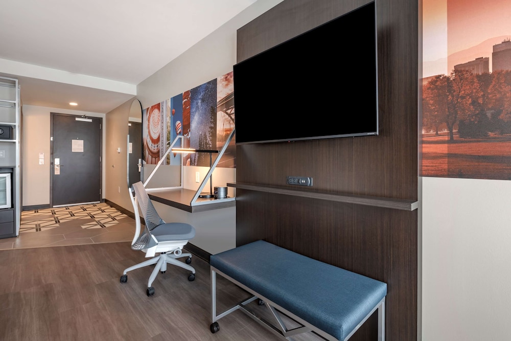 Suite, 1 King Bed, Non Smoking, Balcony (with Sofabed) - Photo 4