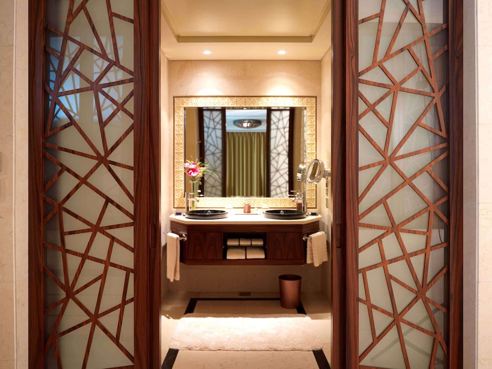 Signature Room, 1 King Bed - Photo 5