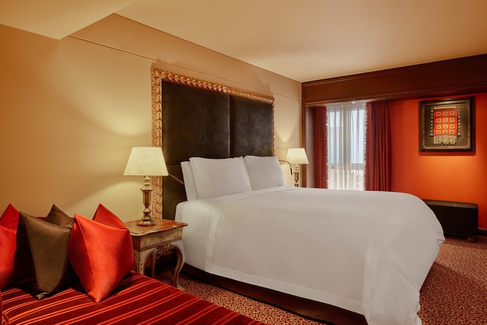 Family Suite, 1 King Bed - Photo 1