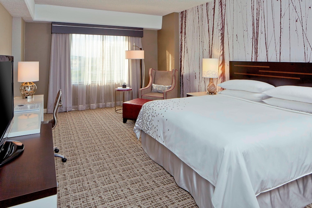 Club Room, 1 King Bed (Mobility/Hearing Accessible, Tub) - Photo 1