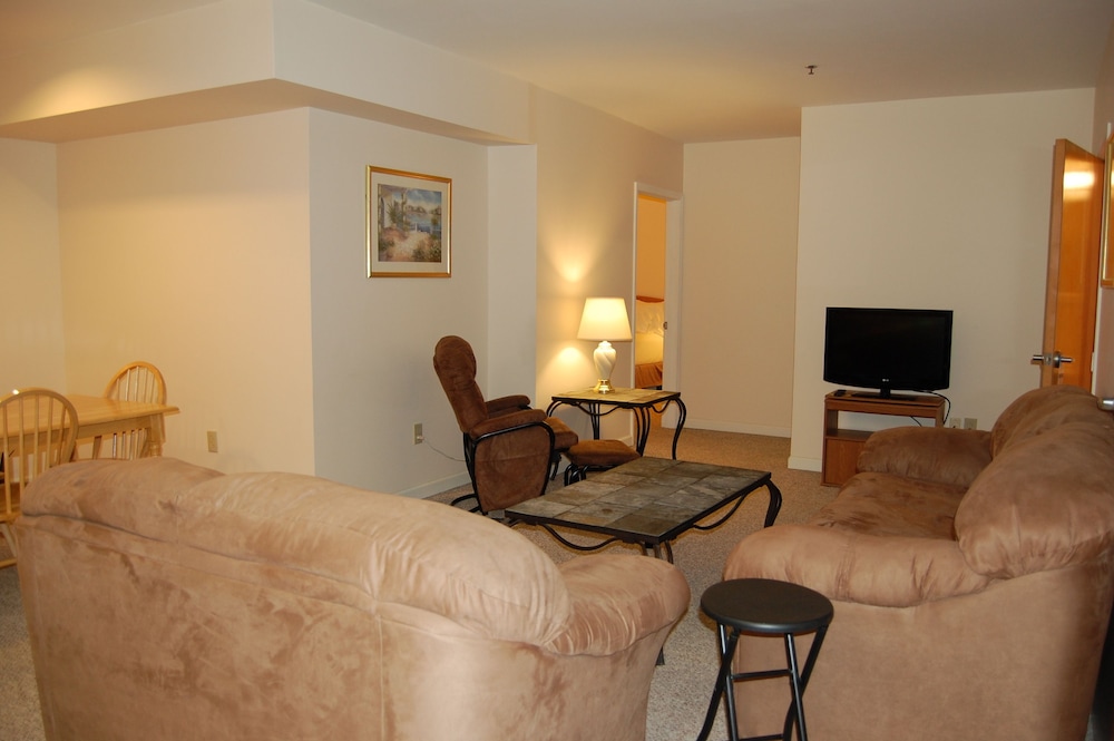 Deluxe Suite, 2 Queen Beds, Non Smoking (Two-Bedroom) - Photo 2
