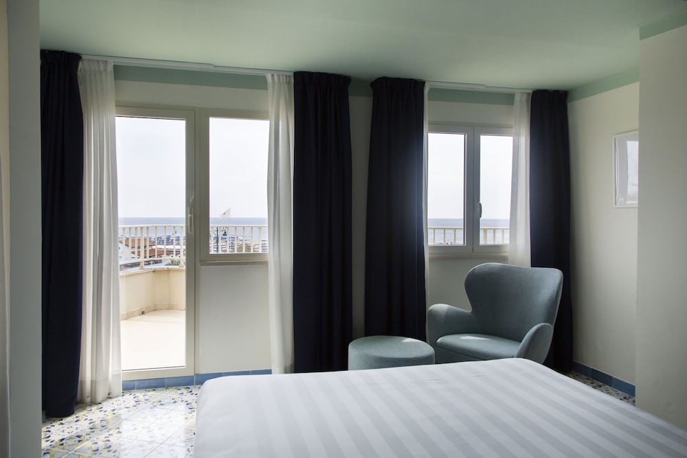 Junior Studio Suite, Sea Facing photo 1