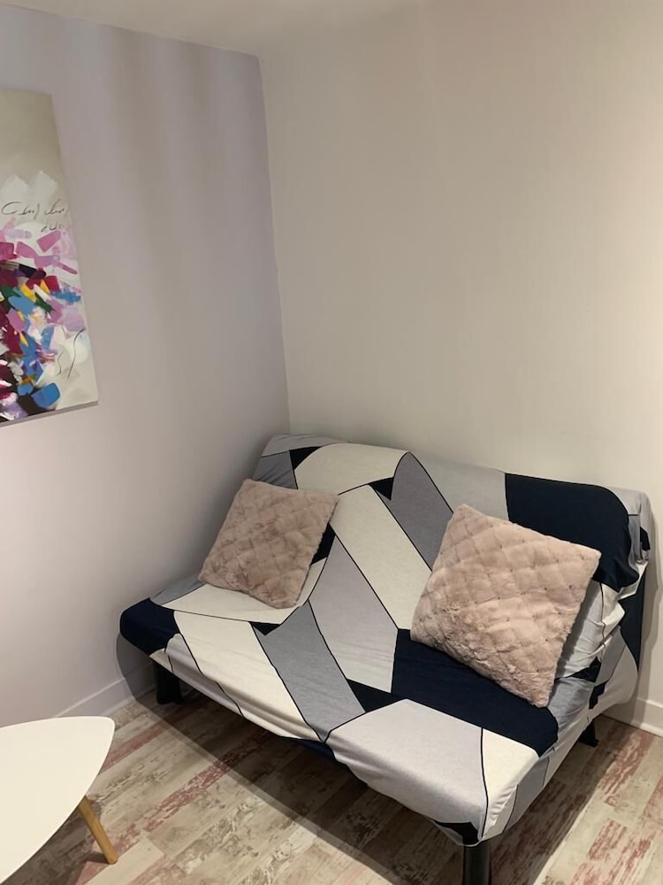 Basic Apartment, Patio