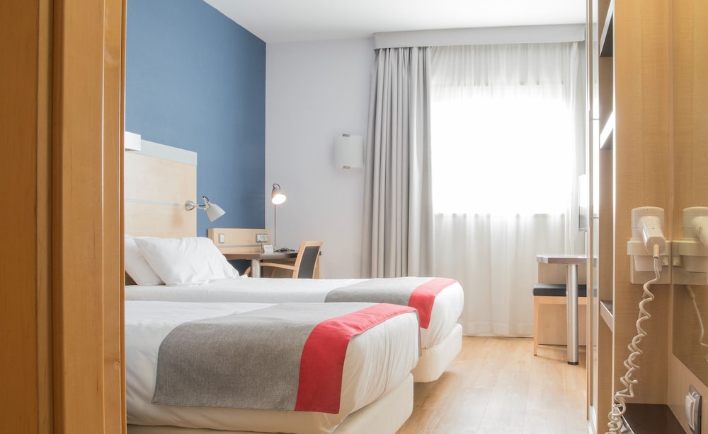 Standard Room, 2 Twin Beds (Free Breakfast) - Photo 2