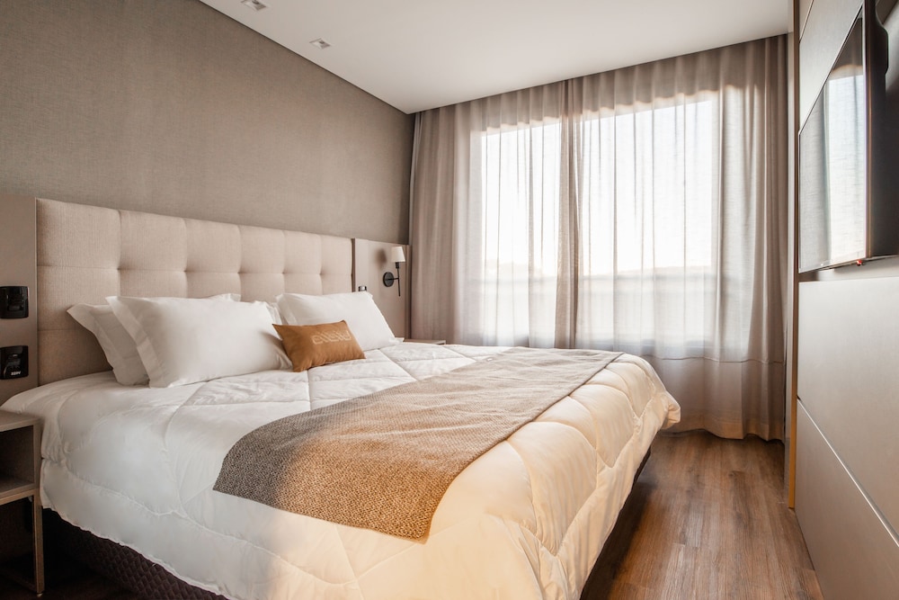 Suite - Photo 1
