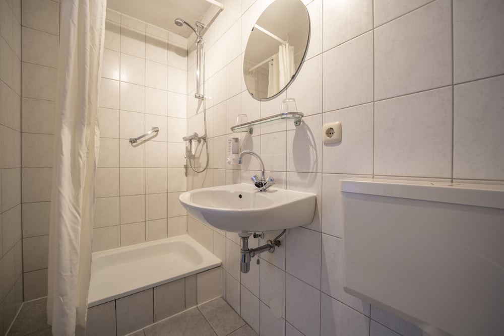 Standard Double Room - Photo 3