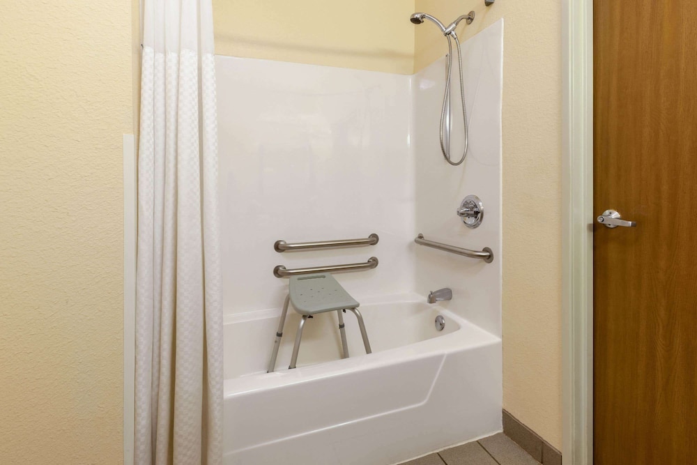 Standard Room, 1 Queen Bed, Accessible - Photo 3