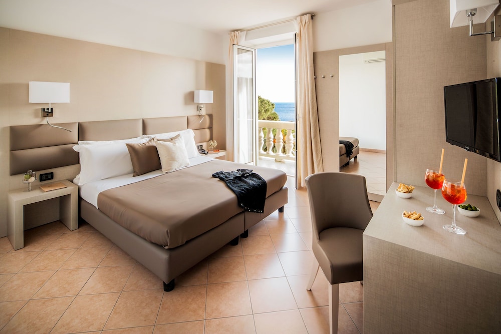 Deluxe Double or Twin Room, Balcony, Sea View - Photo 1