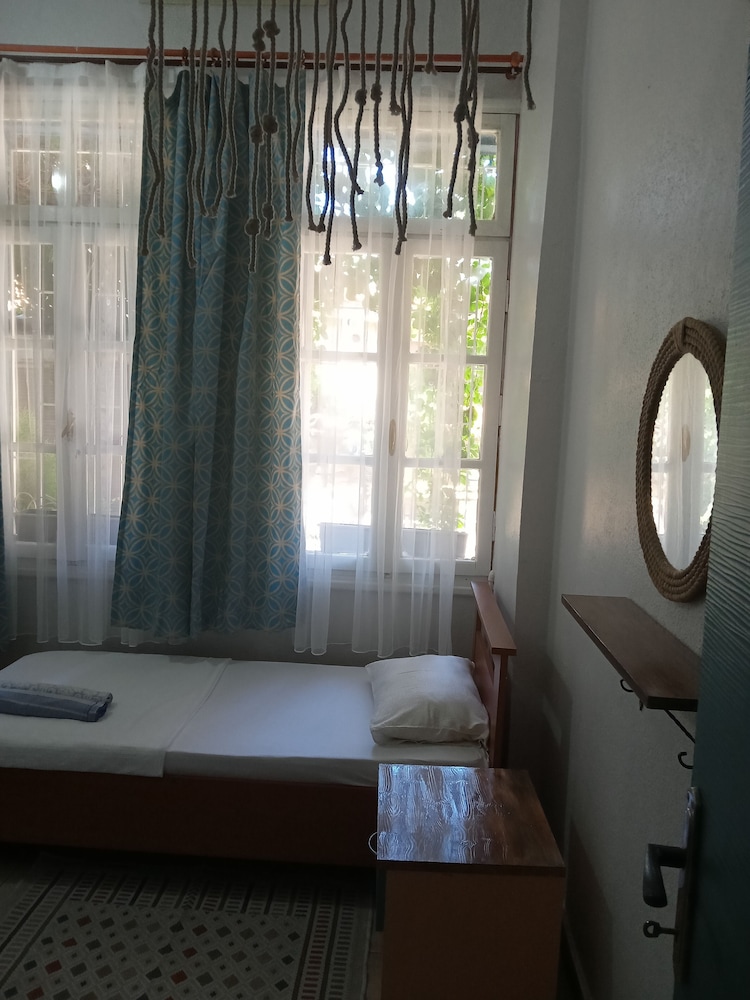 Economy Twin Room photo 3