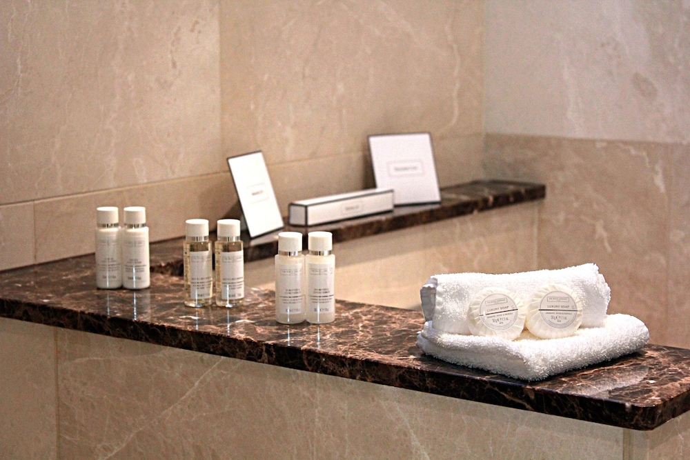 Deluxe Double Room (2 Adults + 1 Child) - Photo 4