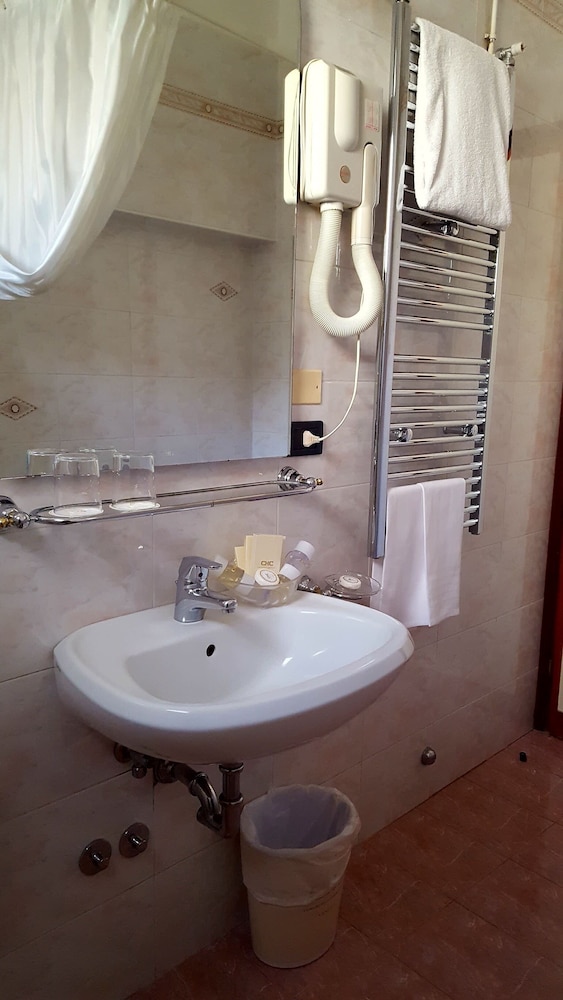Double Room Single Use thumbnail 6