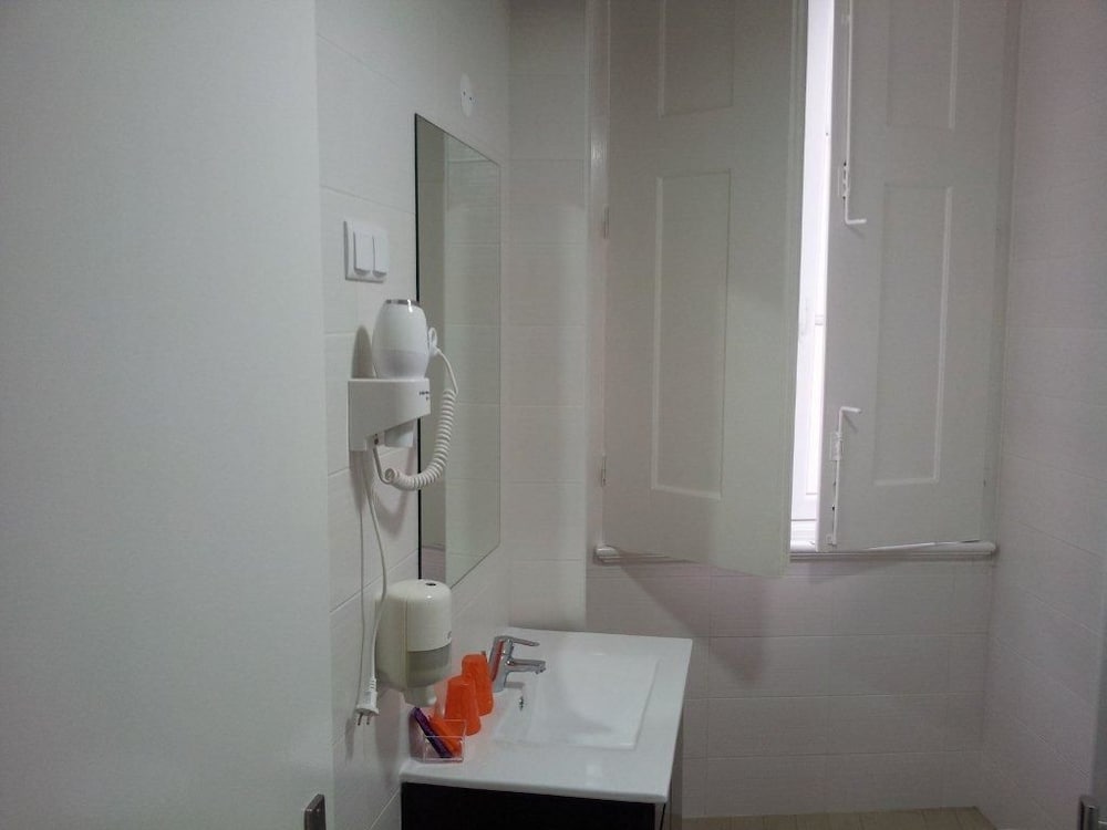 Standard Twin Room - Photo 5