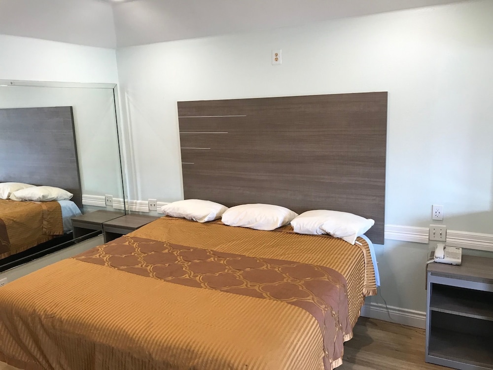 Standard Studio Suite, 1 King Bed, Non Smoking