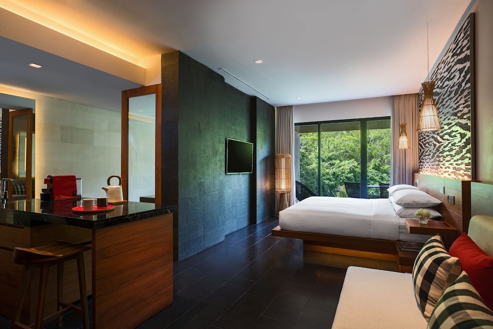 Suite, 1 King Bed, Garden View (Balcony)