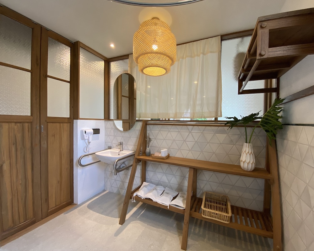 Accessible Luxury Suite with Bathtub on the Balcony - Photo 7