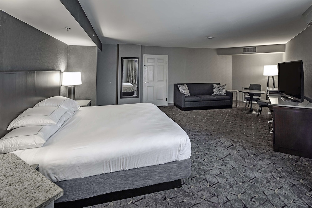 Suite, 1 King Bed, Kitchenette, Corner - Photo 10
