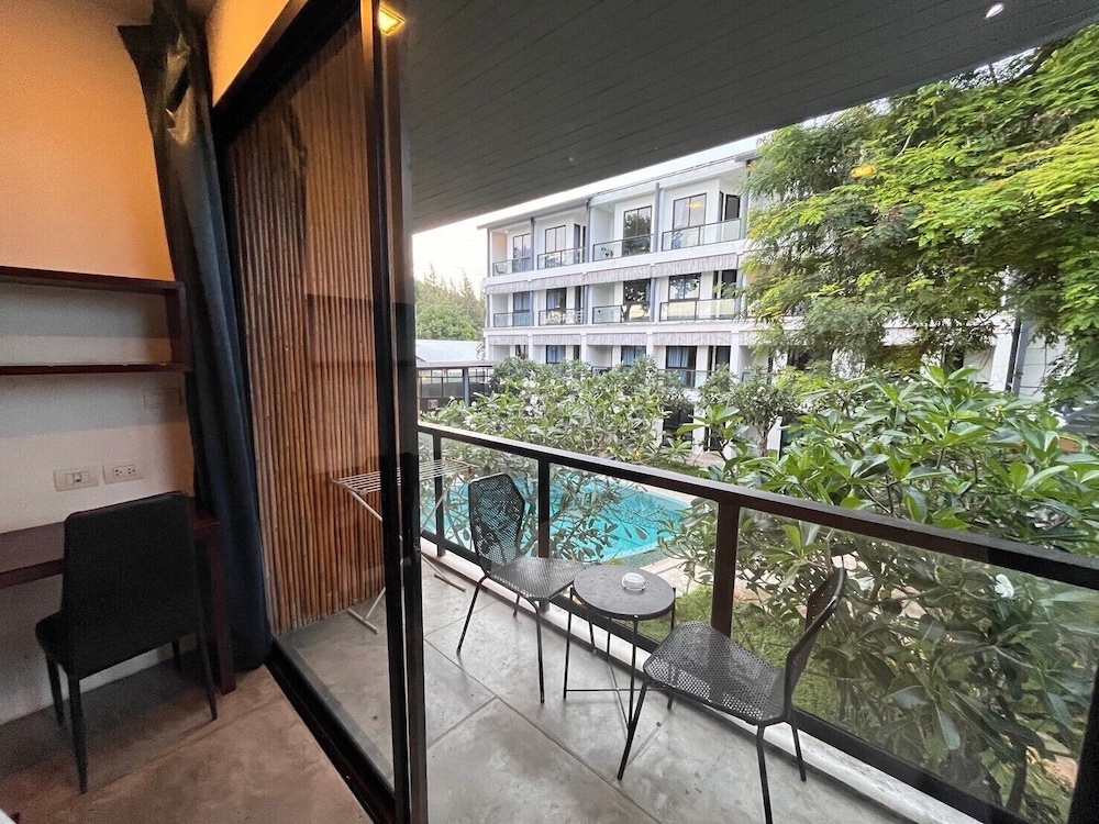Superior Double or Twin Room Pool View - Photo 4