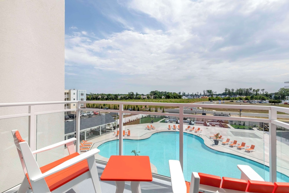 Standard Room, Multiple Beds, Non Smoking, Balcony (Pool View) photo 3