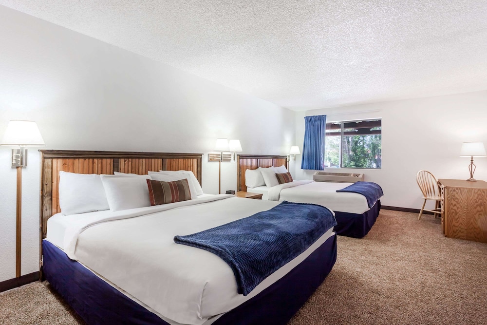 Suite, Multiple Beds, Non Smoking photo 2