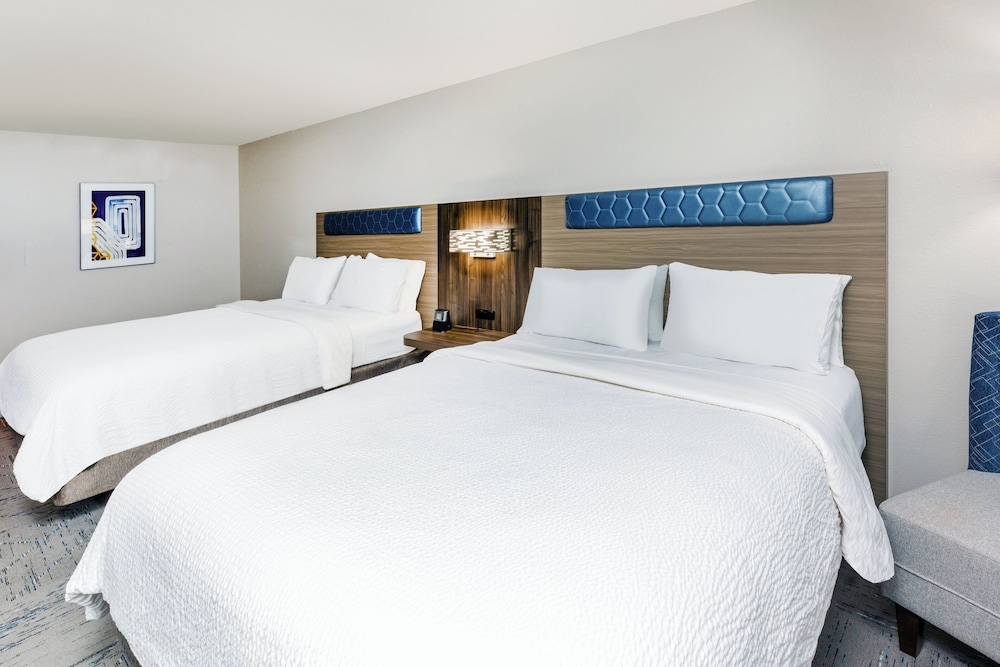 Standard Room, 2 Double Beds, Accessible - Photo 4