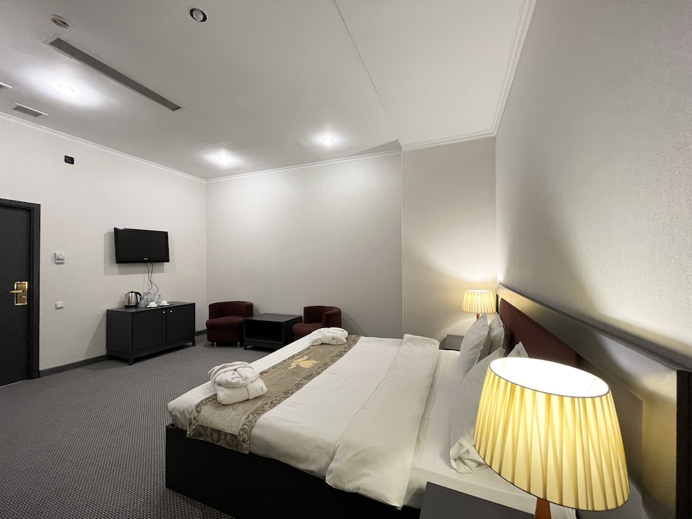 Economy Double Room, No Windows photo 3